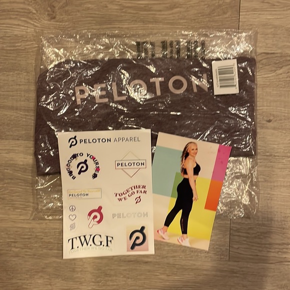 NEW Peloton Space Dye Heathered Strappy Bra Sports Bra Purple - Picture 9 of 12